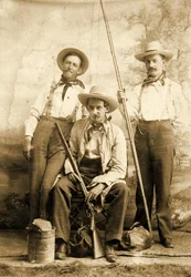 Portrait de studio de trois hommes, vers 1899